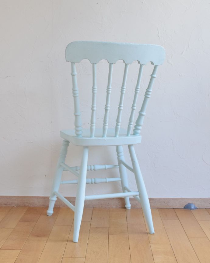 キッチンチェア　アンティーク チェア　パステルカラーがかわいいキッチンチェア、可愛いアンティークの椅子。すっきりシンプルな背もたれです。(d-890-c)