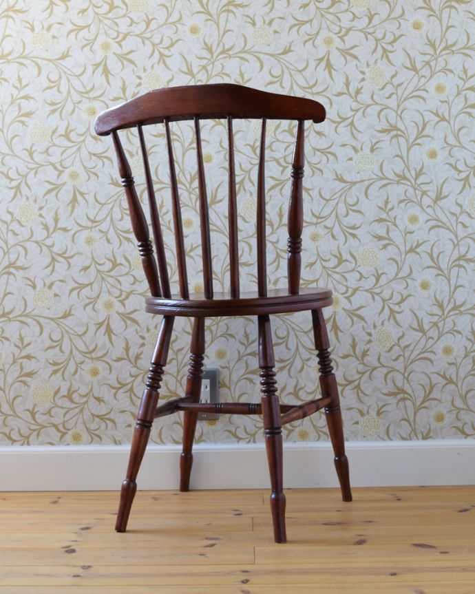 キッチンチェア　アンティーク チェア　イギリスアンティーク椅子、丸い座面の可愛いキッチンチェア。すっきりシンプルな背もたれです。(d-891-c)