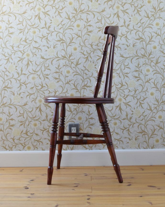 キッチンチェア　アンティーク チェア　イギリスアンティーク椅子、丸い座面の可愛いキッチンチェア。しっかりと支えてくてる背もたれの角度は、長く座っていても疲れません。(d-891-c)
