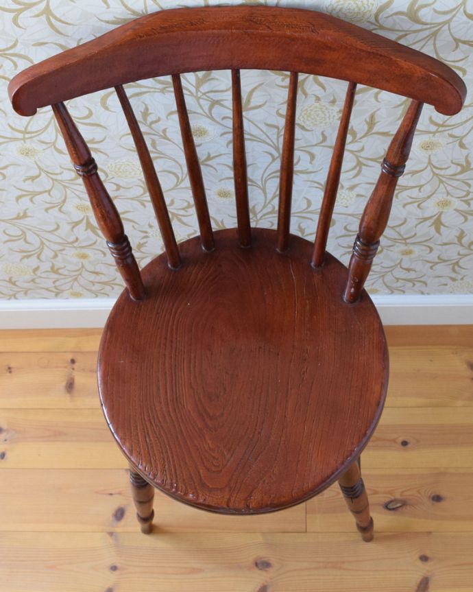 キッチンチェア　アンティーク チェア　イギリスアンティーク椅子、丸い座面の可愛いキッチンチェア。丸い座面なので、小さいお子様がいるご家庭でも安心です。(d-891-c)