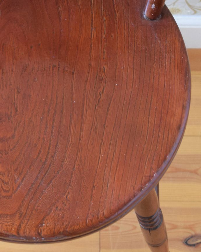 キッチンチェア　アンティーク チェア　イギリスアンティーク椅子、丸い座面の可愛いキッチンチェア。板座のチェアは、木の温もりが感じられるので、木の家具が好きと言う方にかなりオススメです！。(d-891-c)