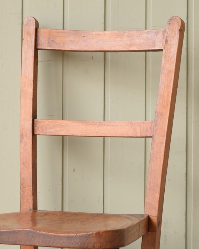 キッチンチェア　アンティーク チェア　アンティークの子ども用の椅子、可愛い形のチャイルドチェア。シンプルな2本ラインの背もたれ学校用の椅子なので、余計な装飾が全くないシンプルさが一番のポイント。(d-896-c)