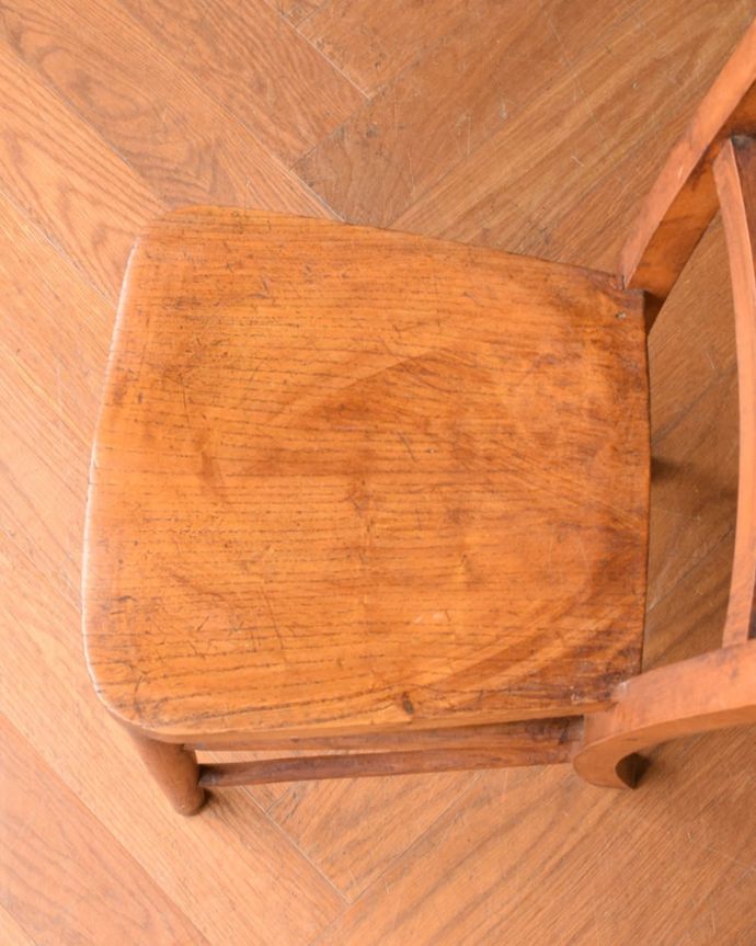 キッチンチェア　アンティーク チェア　アンティークの子ども用の椅子、可愛い形のチャイルドチェア。座面に隠されたヒミツ「座繰り」と言って、お尻と太もも部分に彫が入っているんです。(d-896-c)