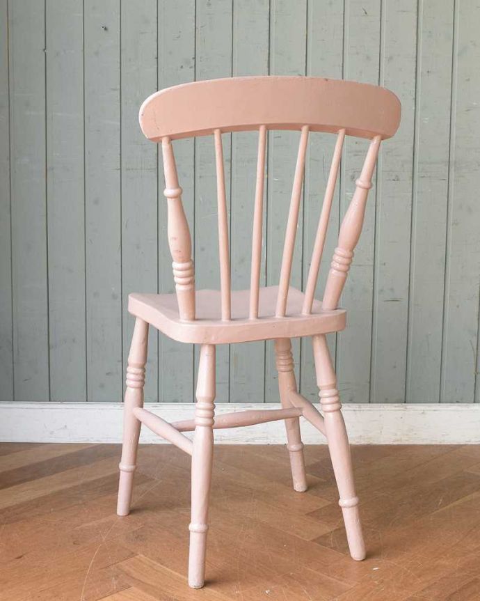 キッチンチェア　アンティーク チェア　ベビーピンク色のペイントが可愛いキッチンチェア、おしゃれなアンティークチェア。後ろ姿にも自信アリ！後ろから見ることも多い椅子。(d-904-c)