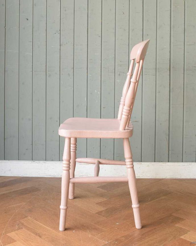 キッチンチェア　アンティーク チェア　ベビーピンク色のペイントが可愛いキッチンチェア、おしゃれなアンティークチェア。横から見ても可愛い素朴な表情の椅子を横から見るとこんな感じ。(d-904-c)