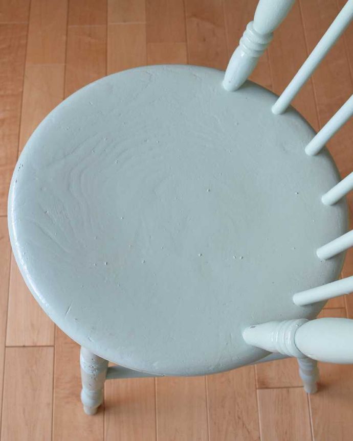 板座面　アンティーク チェア　可愛くて珍しいパステルカラーのペイントチェア、アンティークのキッチンチェア。可愛い丸い座面素朴な雰囲気の座面。(d-905-c)