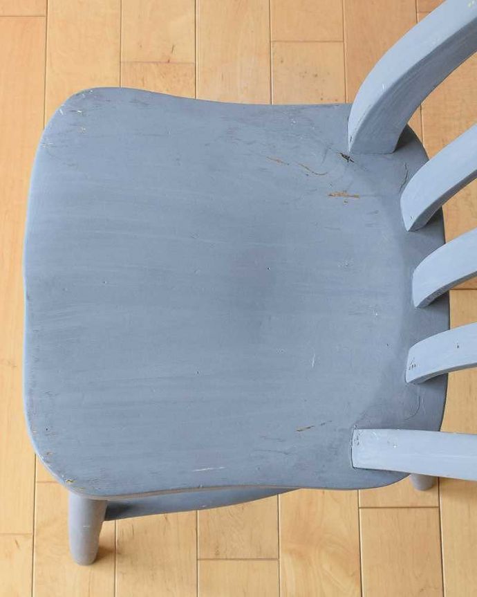 キッチンチェア　アンティーク チェア　グレーがお洒落なキッチンチェア、可愛いアンティークの椅子。座面に隠されたヒミツ座繰りと言って、お尻と太もも部分に彫が入っているんです。(d-907-c)