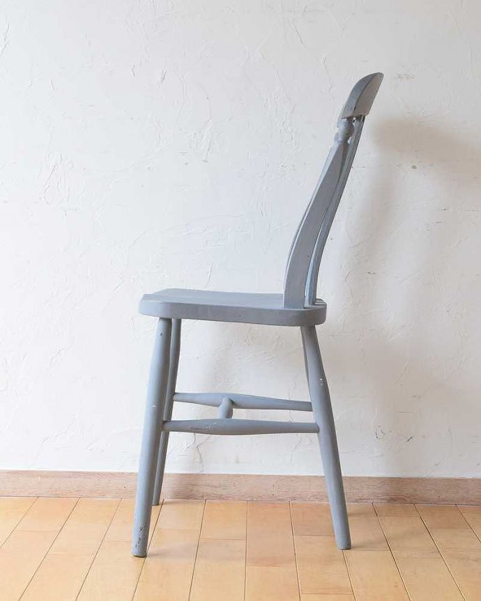 キッチンチェア　アンティーク チェア　グレーがお洒落なキッチンチェア、可愛いアンティークの椅子。横から見ても可愛い素朴な表情の椅子を横から見るとこんな感じ。(d-907-c)