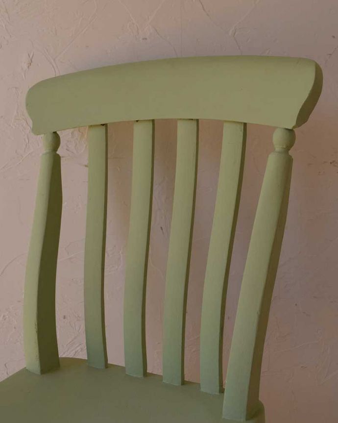 キッチンチェア　アンティーク チェア　ナチュラルなグリーンカラーが可愛いキッチンチェア、アンティークの椅子。お部屋のアクセントになる可愛いペイントもともとキッチンで使われていた椅子は、いい感じにペイントされていました。(d-908-c)