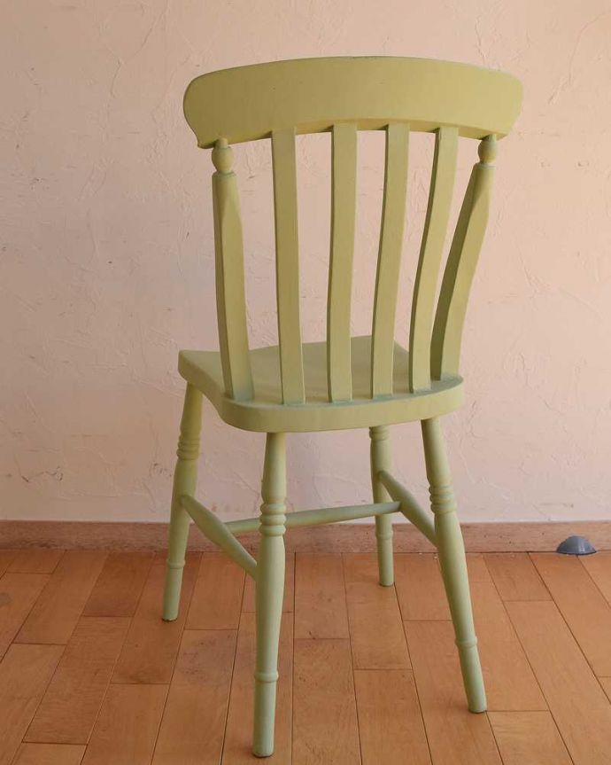 キッチンチェア　アンティーク チェア　ナチュラルなグリーンカラーが可愛いキッチンチェア、アンティークの椅子。後ろ姿にも自信アリ！ダイニングで並べて後ろから見ることも多い椅子。(d-908-c)