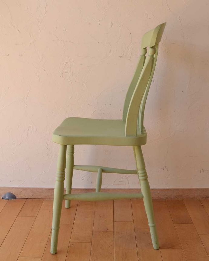 キッチンチェア　アンティーク チェア　ナチュラルなグリーンカラーが可愛いキッチンチェア、アンティークの椅子。横から見てもステキ横から見るとこんな感じ。(d-908-c)