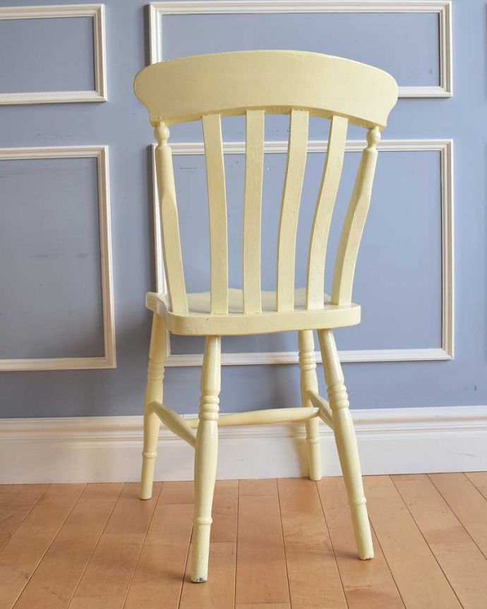 キッチンチェア　アンティーク チェア　爽やかなレモン色のキッチンチェア、英国のアンティークの椅子。後ろ姿にも自信アリ！ダイニングで並べて後ろから見ることも多い椅子。(d-909-c)