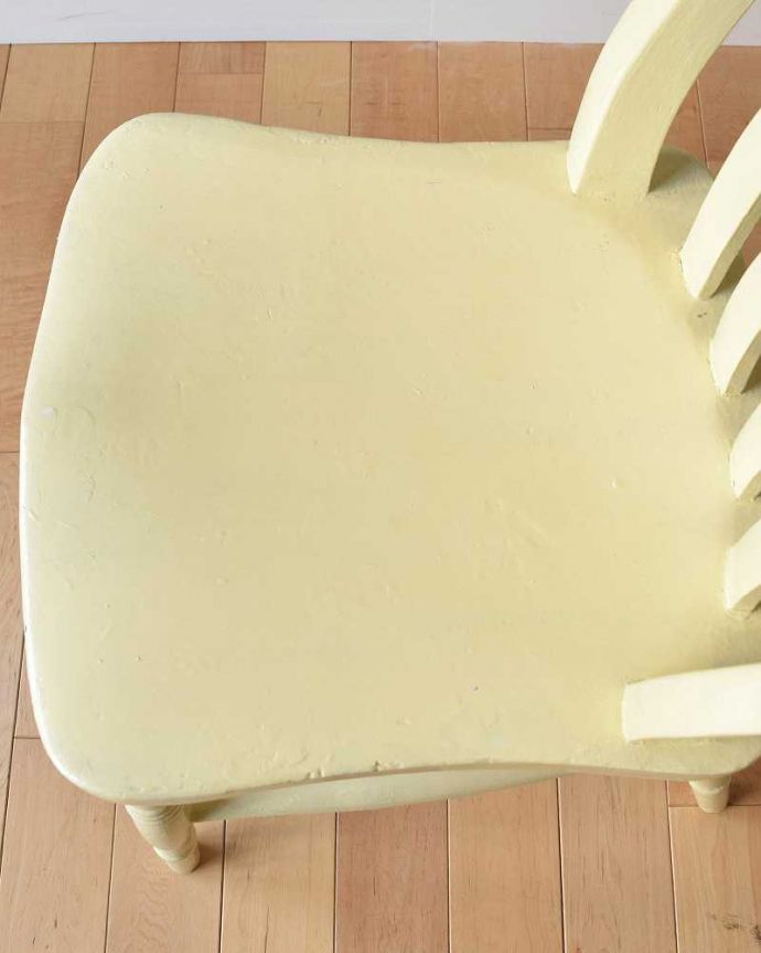キッチンチェア　アンティーク チェア　爽やかなレモン色のキッチンチェア、英国のアンティークの椅子。座面に隠されたヒミツ座繰りと言って、お尻と太もも部分に彫が入っているんです。(d-909-c)