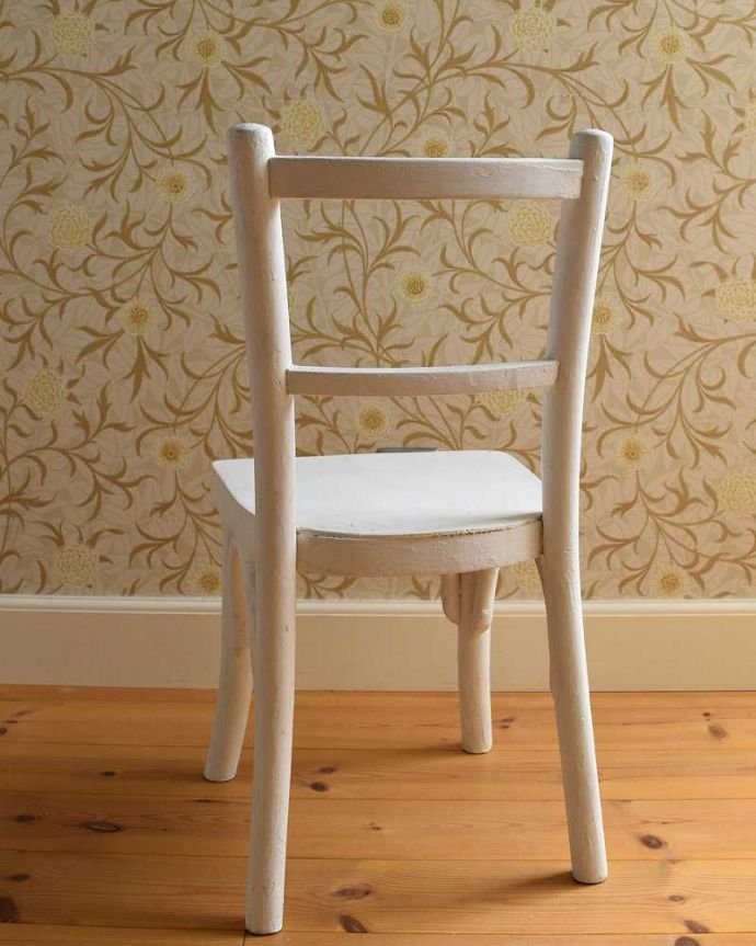 ダイニングチェア　アンティーク チェア　イギリスから来た小さなアンティーク椅子、真っ白のチャイルドチェア。後ろから見ても、やっぱり可愛い！新品ではない経年変化によるキズが、あたたかさを増してくれます。(d-913-c)