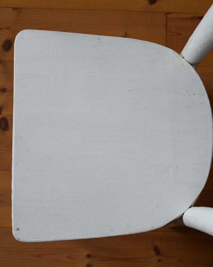 ダイニングチェア　アンティーク チェア　イギリスから来た小さなアンティーク椅子、真っ白のチャイルドチェア。半月の形がとっても珍しいです。(d-913-c)