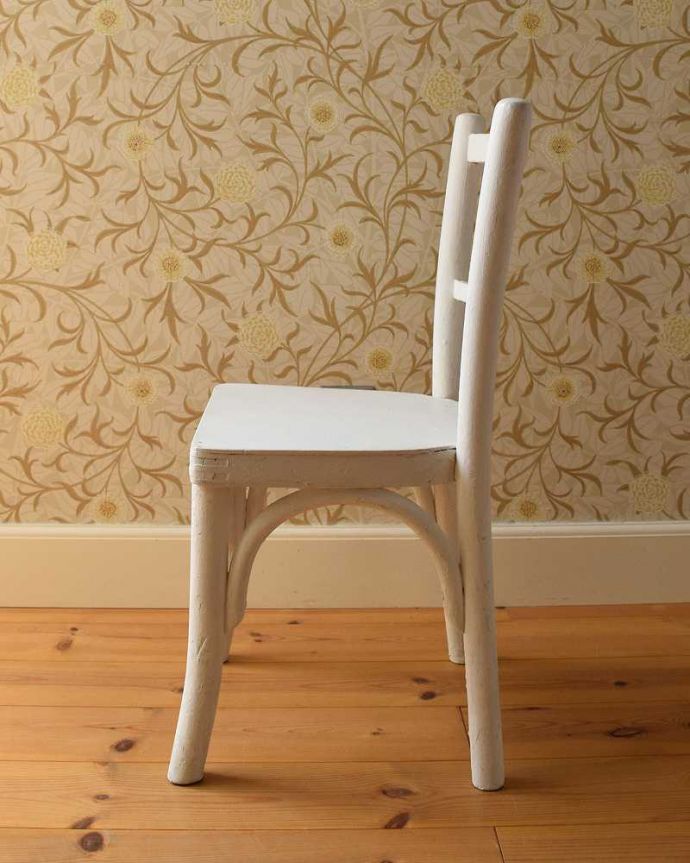 ダイニングチェア　アンティーク チェア　イギリスから来た小さなアンティーク椅子、真っ白のチャイルドチェア。横から見ても可愛い もちろん、横顔だって可愛いんです。(d-913-c)