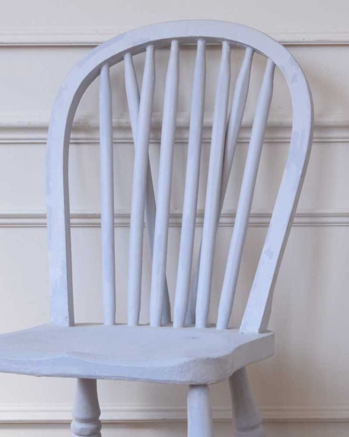 キッチンチェア　アンティーク チェア　英国のアンティークの椅子、明るいパステルブルーの木製キッチンチェア。お部屋のアクセントになる可愛いペイントもともとキッチンで実用的に使われていた椅子は、長い年月の間に何度も好きな色が重ねられて、アンティークだけが持ついい風合いのペイントになっています。(d-915-c)