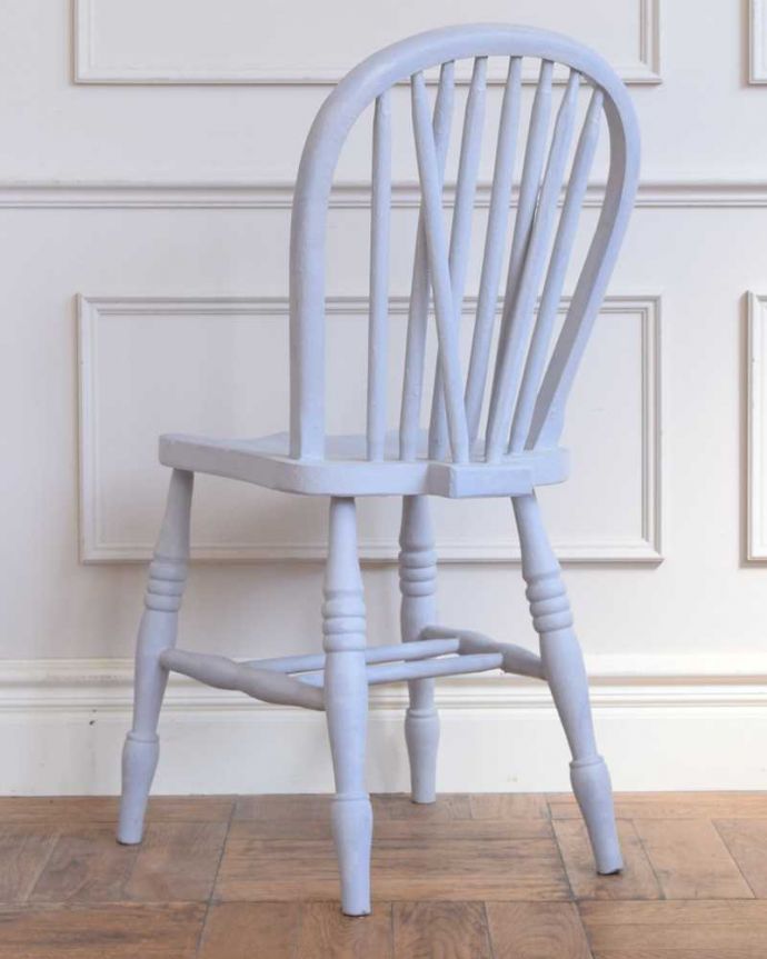 キッチンチェア　アンティーク チェア　英国のアンティークの椅子、明るいパステルブルーの木製キッチンチェア。後ろ姿にも自信アリ！後ろから見られることも多い椅子。(d-915-c)