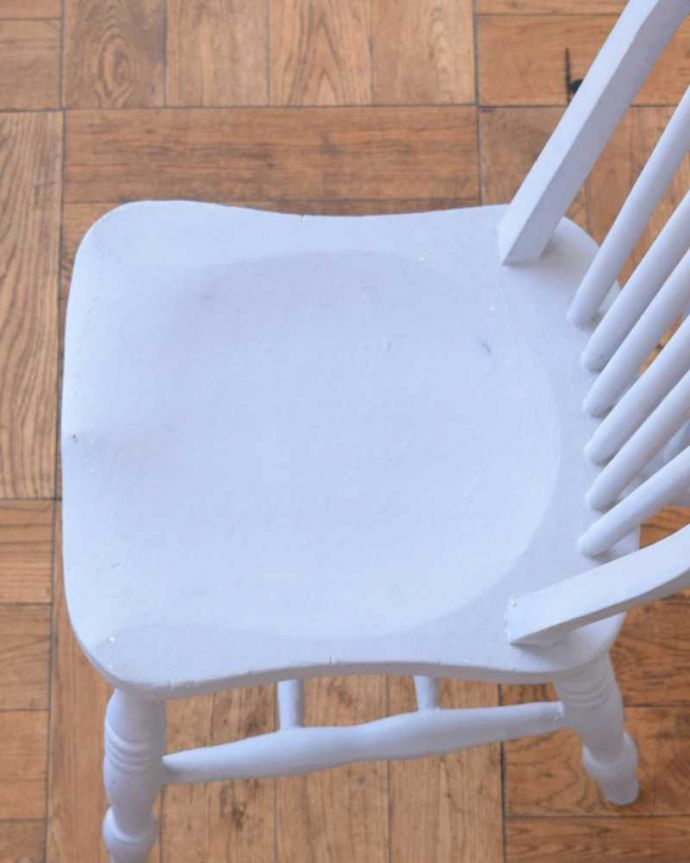 キッチンチェア　アンティーク チェア　英国のアンティークの椅子、明るいパステルブルーの木製キッチンチェア。座面に隠されたヒミツ座繰りと言って、お尻と太もも部分に彫が入っているんです。(d-915-c)