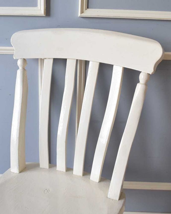ダイニングチェア　アンティークチェア・椅子　アンティークのキッチンチェア、ホワイトペイントのイギリスの椅子　お部屋のアクセントになる可愛いペイントもともとキッチンで使われていた椅子は、いい感じにペイントされていました。(d-918-c)
