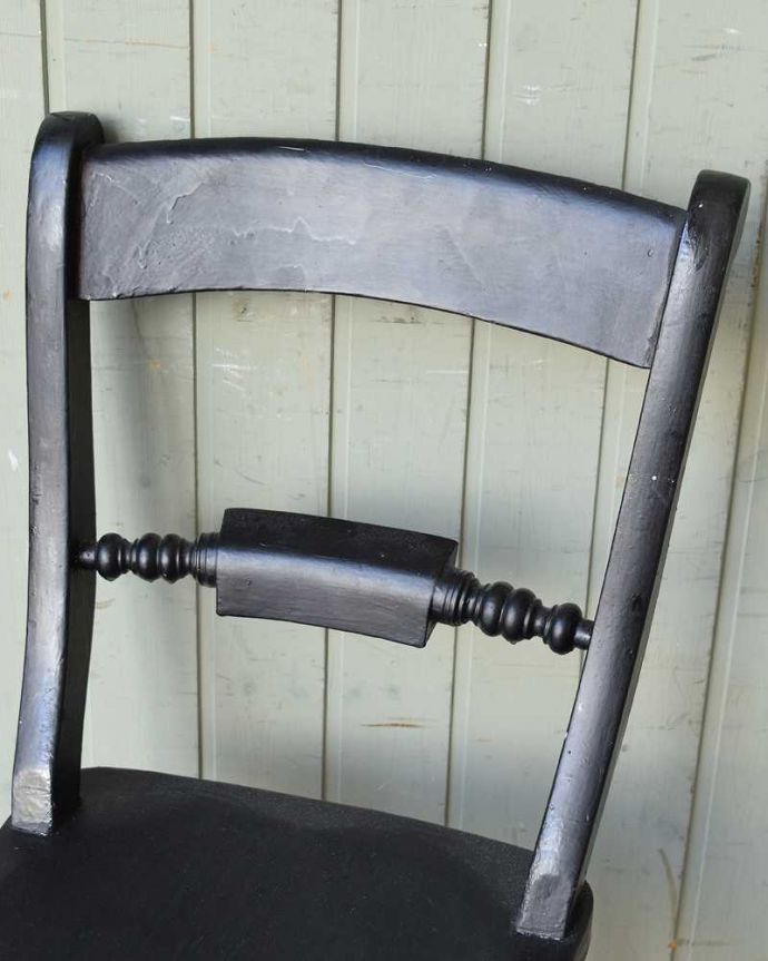 キッチンチェア　アンティーク チェア　お洒落なブラック、背もたれにアクセントがある英国アンティークのキッチンチェア。お部屋のアクセントになる可愛いペイントもともとキッチンで使われていた椅子は、いい感じにペイントされていました。(d-920-c)