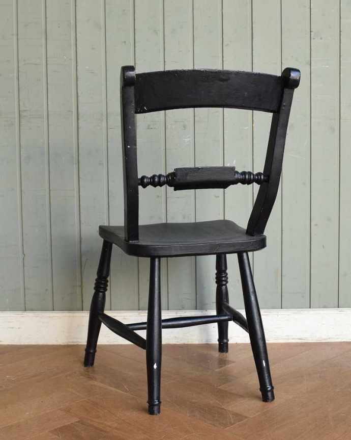 キッチンチェア　アンティーク チェア　お洒落なブラック、背もたれにアクセントがある英国アンティークのキッチンチェア。後ろ姿にも自信アリ！ダイニングで並べて後ろから見ることも多い椅子。(d-920-c)