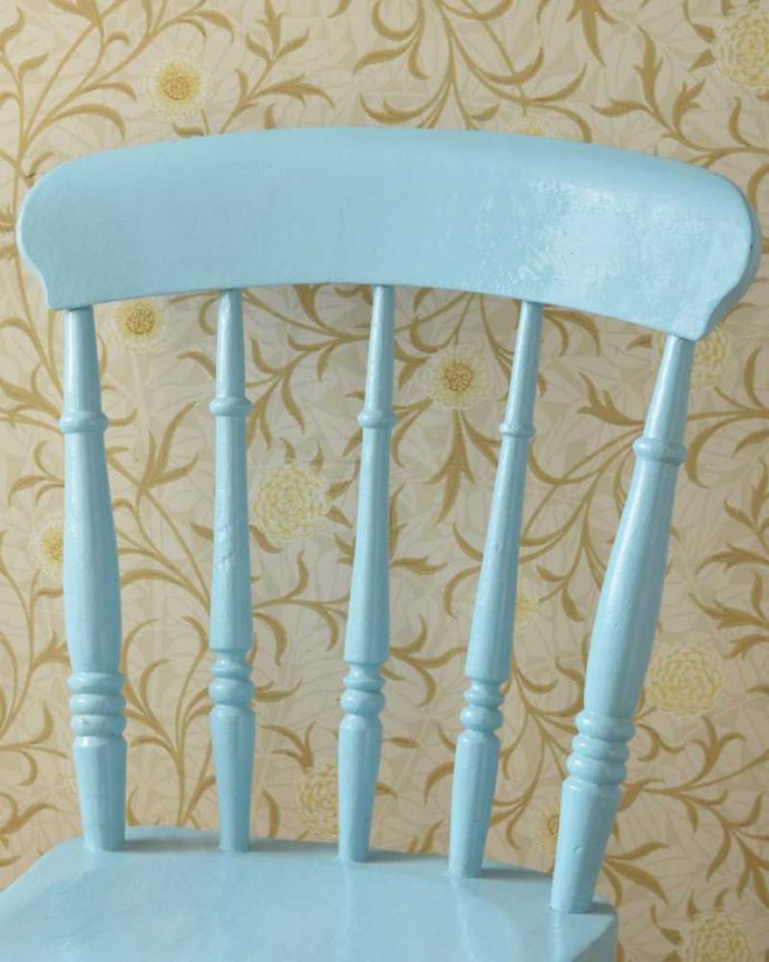キッチンチェア　アンティーク チェア　海外らしいブルーのペイントチェア、イギリスアンティークのキッチンチェア。お部屋のアクセントになる可愛いペイントもともとキッチンで実用的に使われていた椅子は、長い年月の間に何度も好きな色が重ねられて、アンティークだけが持ついい風合いのペイントになっています。(d-925-c)