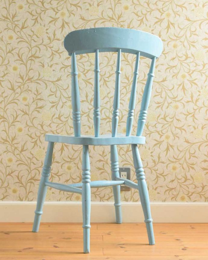 キッチンチェア　アンティーク チェア　海外らしいブルーのペイントチェア、イギリスアンティークのキッチンチェア。後ろ姿にも自信アリ！後ろから見られることも多い椅子。(d-925-c)