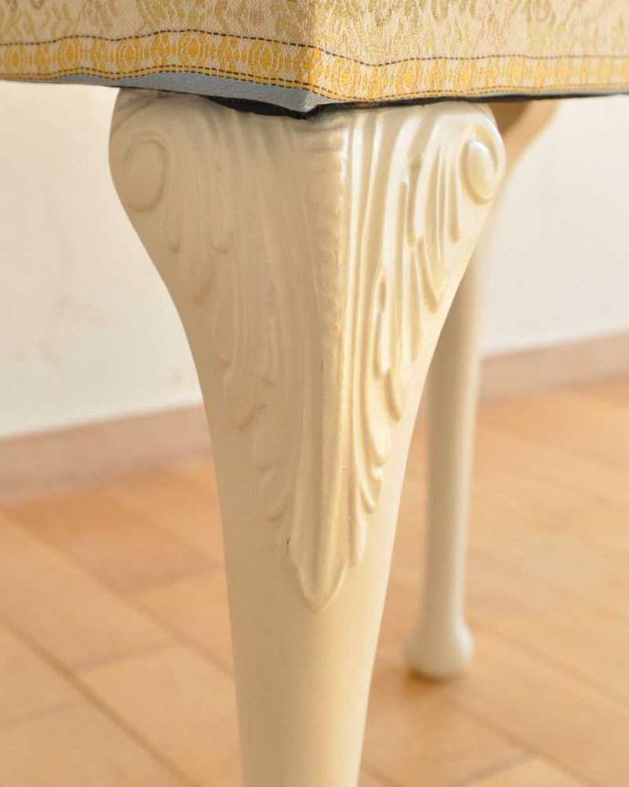 スツール・オットマン　アンティーク チェア　フレンチスタイルのアンティークチェア、布張りのホワイトスツール。フランスらしい彫りフランスらしさの象徴とも言える、優雅な彫りの装飾。(d-938-c)