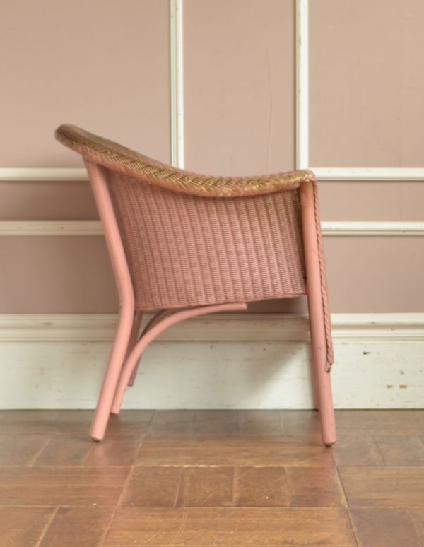 ロイドルーム　アンティーク チェア　ベビーピンク色のイギリスアンティーク家具、アンティークロイドルームチェア。横から見るとこんな感じです背もたれがゆるやかにカーブしているので、深く腰掛けるとよりリラックスできます。(e-116-c-1)