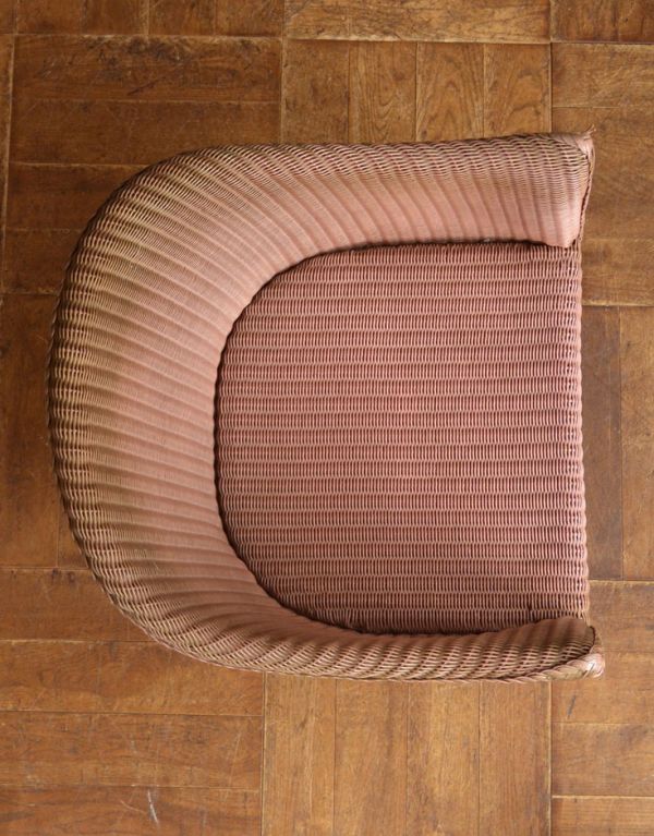 ロイドルーム　アンティーク チェア　ベビーピンク色のイギリスアンティーク家具、アンティークロイドルームチェア。しっかり編み込まれているので座り心地抜群です座面は広々していて、キレイにペイントされています。(e-116-c-1)