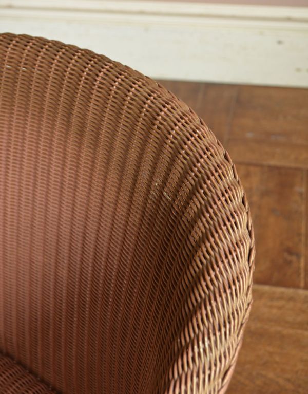 ロイドルーム　アンティーク チェア　ベビーピンク色のイギリスアンティーク家具、アンティークロイドルームチェア。アンティークとして使える頑丈さが魅力です可愛い編み目模様もロイドルームの魅力の一つ。(e-116-c-1)