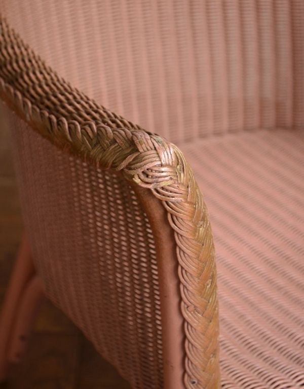 ロイドルーム　アンティーク チェア　ベビーピンク色のイギリスアンティーク家具、アンティークロイドルームチェア。アーム部分にも注目肘を掛けておけるアームチェアは座ったときにやっぱりラク。(e-116-c-1)
