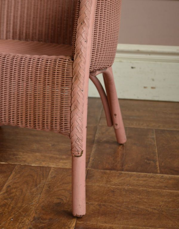 ロイドルーム　アンティーク チェア　ベビーピンク色のイギリスアンティーク家具、アンティークロイドルームチェア。床を滑らせて移動出来ますHandleではアンティークチェアの脚の裏にフェルトキーパーをお付けしています。(e-116-c-1)