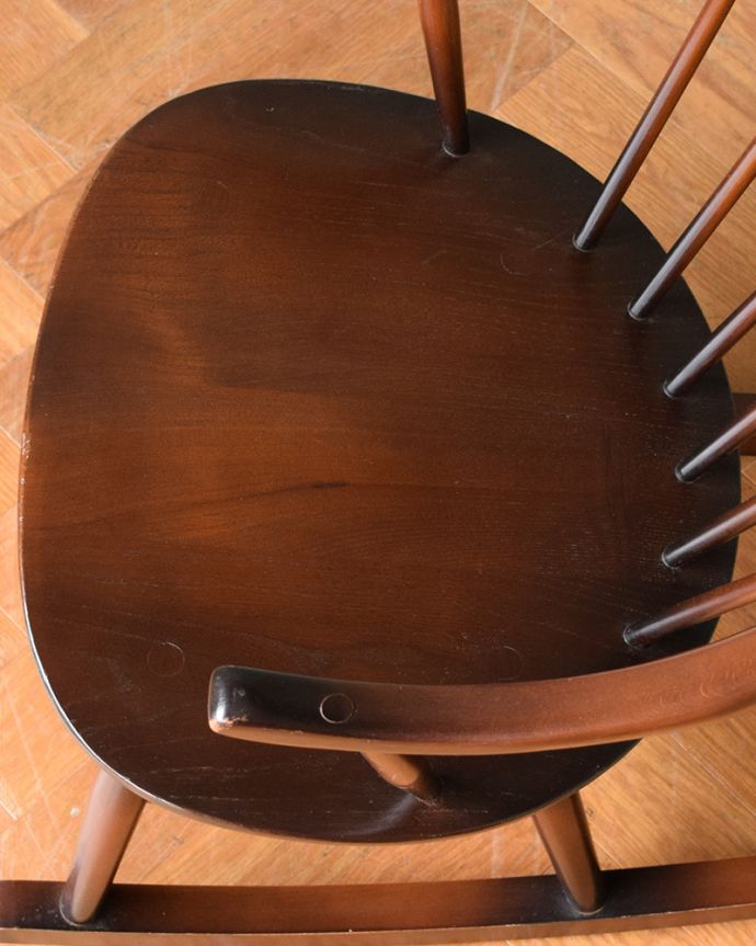 アーコールチェア　アンティーク チェア　アーコールのスモーカーズロッキングチェア（アップルチョコ色）。座面に隠されたヒミツお尻と太もも部分に座りやすいように入っている座繰りという彫。(ear-12r-p)