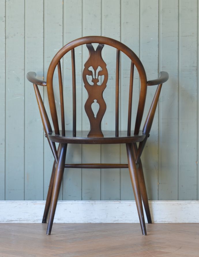 アーコールチェア　アンティーク チェア　北欧スタイルのヴィンテージ椅子、ホイールバックアームチェア。後ろから見ても絵になってしまうんです。(ear-18a-c)