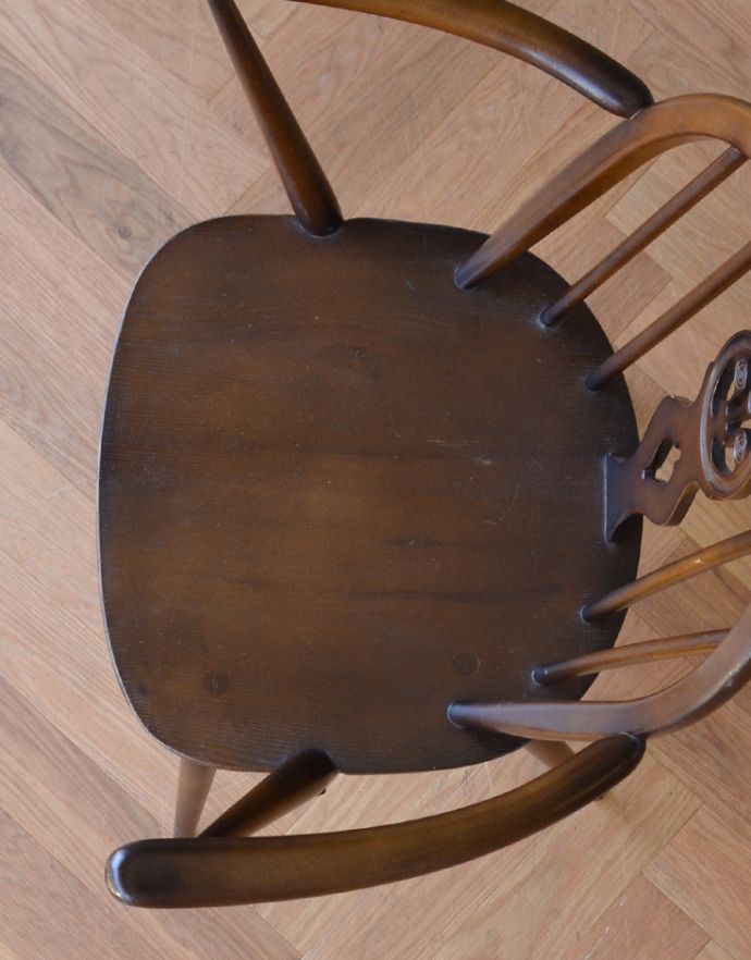 アーコールチェア　アンティーク チェア　北欧スタイルのヴィンテージ椅子、ホイールバックアームチェア。広々としていて、座りやすい座面。(ear-18a-c)