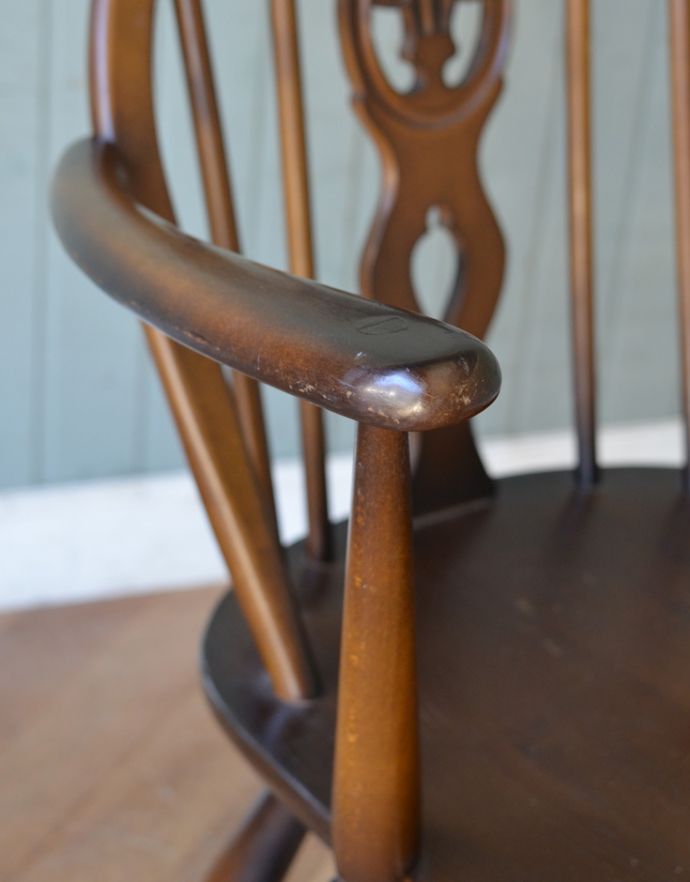 アーコールチェア　アンティーク チェア　北欧スタイルのヴィンテージ椅子、ホイールバックアームチェア。希少価値の高いアーム付きです。(ear-18a-c)