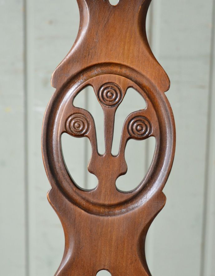 アーコールチェア　アンティーク チェア　北欧テイストのビンテージ椅子、アーコールホイールバックチェア。アーコールの象徴とも言えるアザミの花（シスル）の装飾が透かし彫りされています。(ear-18m-c)
