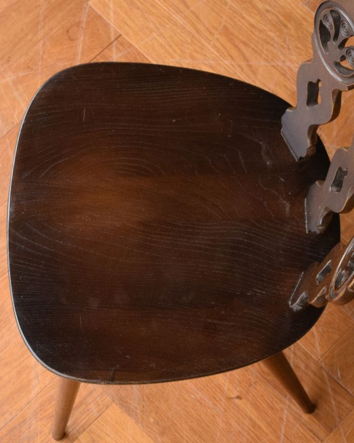 アーコールチェア　アンティーク チェア　アーコールのシスルバックチェア（チョコオリーブ色・ハの字脚）。座面に隠されたヒミツお尻と太もも部分に座りやすいように入っている座繰りという彫。(ear-19-cc)