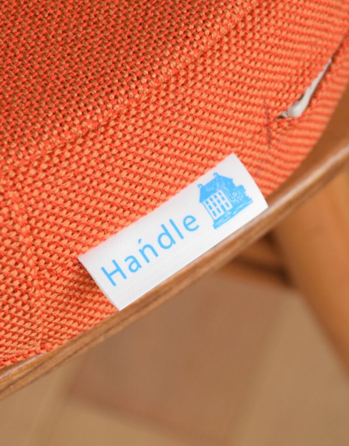 Handleオリジナル　アンティーク チェア　Handleオリジナルのアーコール用クッション（オレンジ色）。パッと映えるHandleのオリジナルタグ付きです。(ear-50)