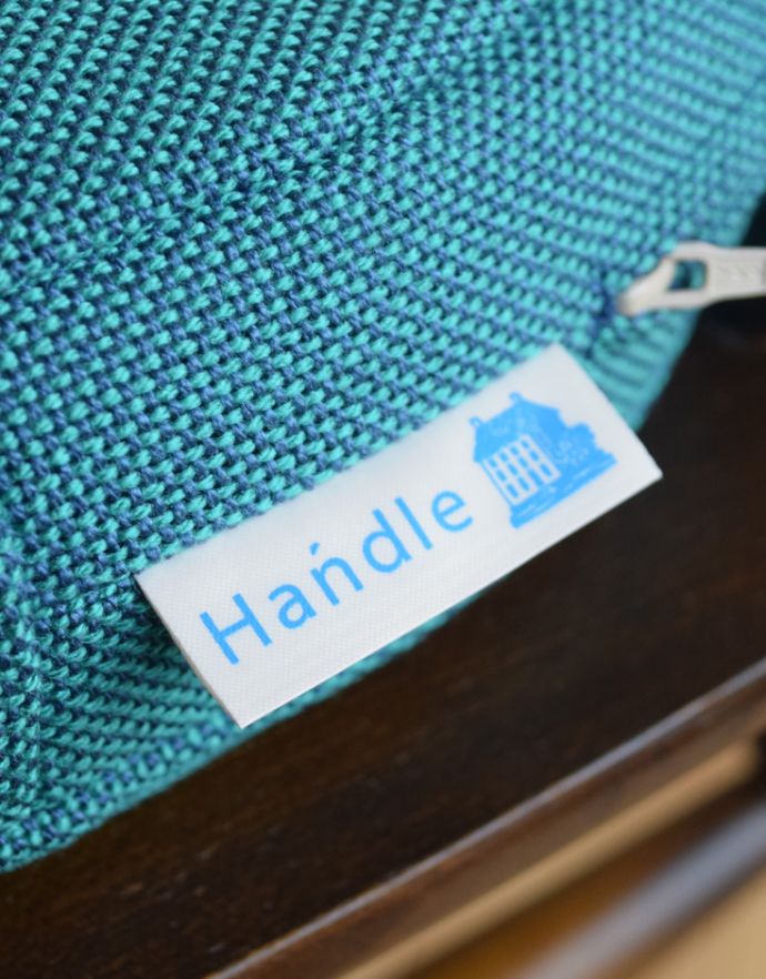 Handleオリジナル　アンティーク チェア　Handleオリジナルのアーコール用クッション（ブルー色）。パッと映えるHandleのオリジナルタグ付きです。(ear-51)