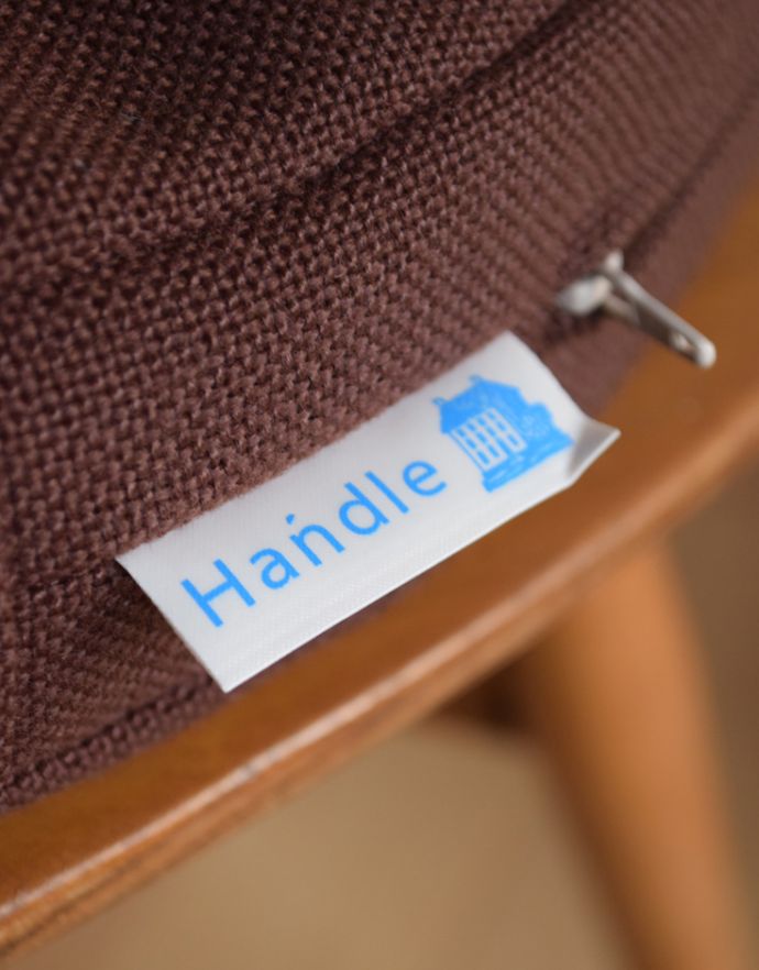 Handleオリジナル　アンティーク チェア　Handleオリジナルのアーコール用クッション（ブラウン色）。パッと映えるHandleのオリジナルタグ付きです。(ear-52)
