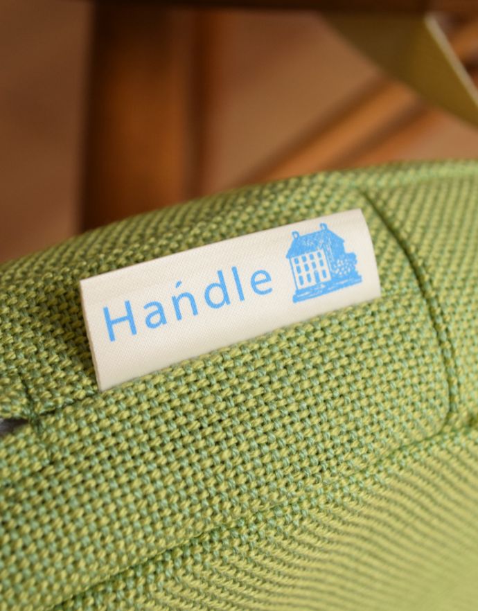 Handleオリジナル　アンティーク チェア　Handleオリジナルのアーコール用クッション（グリーン色）。パッと映えるHandleのオリジナルタグ付きです。(ear-53)