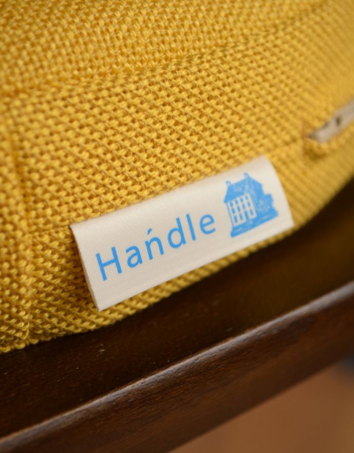 Handleオリジナル　アンティーク チェア　Handleオリジナルのアーコール用クッション（イエロー色）。パッと映えるHandleのオリジナルタグ付きです。(ear-54)