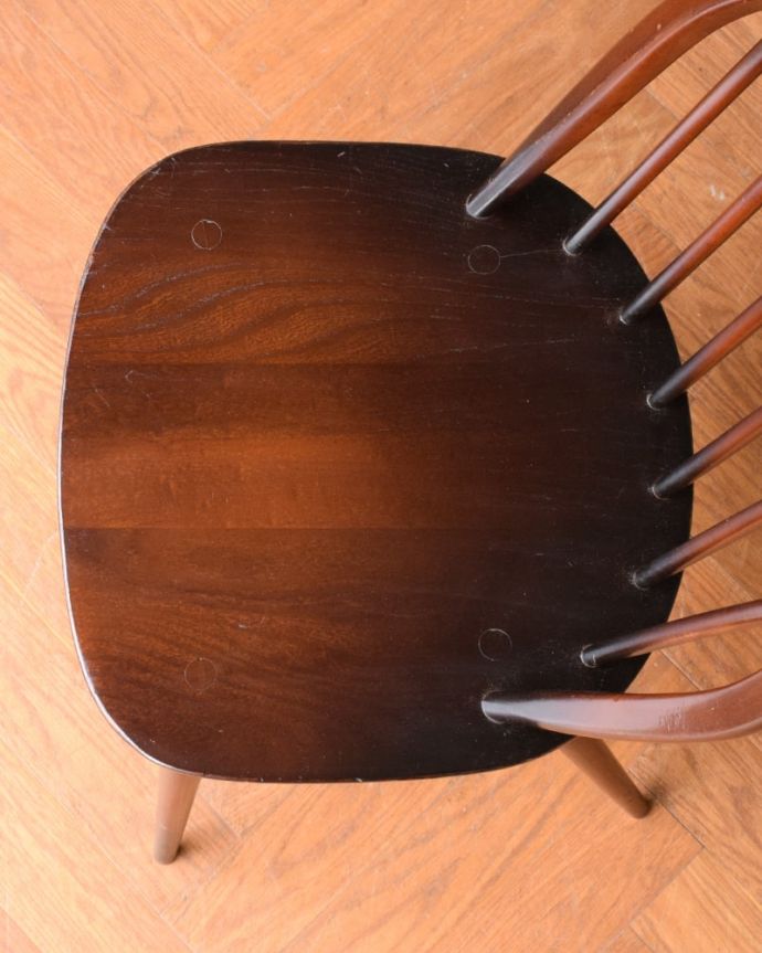 アーコールチェア　アンティーク チェア　アーコールのフープバックチェア（6本・チョコアップル色・ハの字脚）。座面に隠されたヒミツお尻と太もも部分に座りやすいように入っている座繰りという彫。(ear-6-pp)