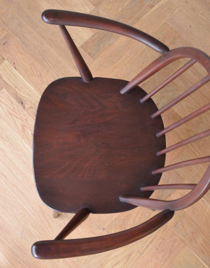 アーコールチェア　アンティーク チェア　肘掛付きのシンプルな椅子、アンティーク アーコール フープバックアームチェア(６本タイプ)。広々としていて、座りやすい座面。(ear-6a-k)