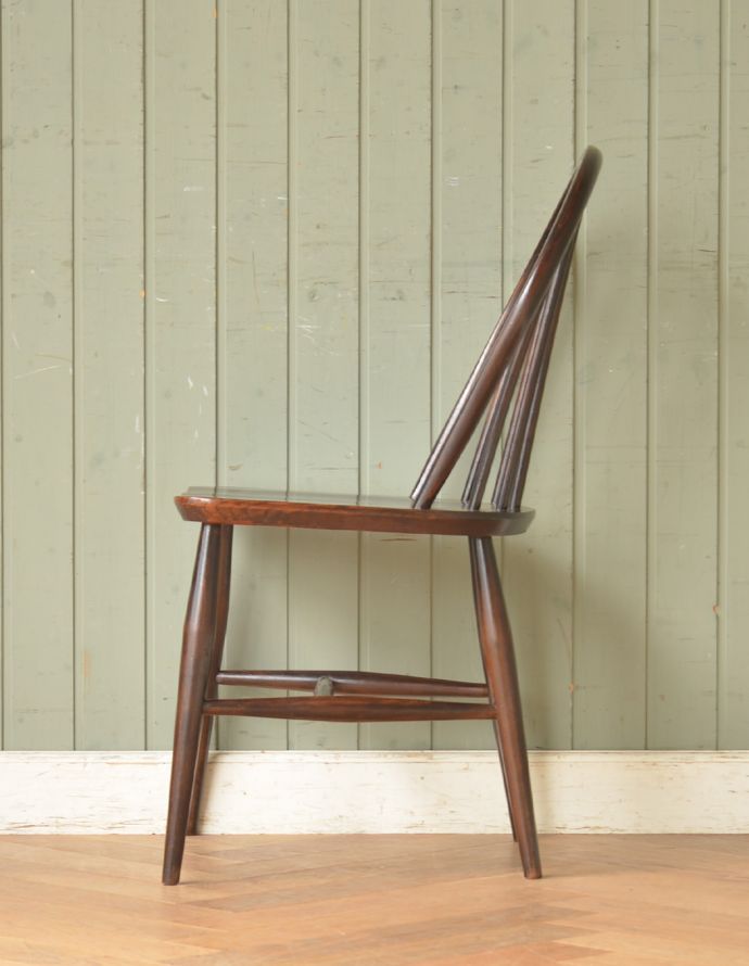 アーコールチェア　アンティーク チェア　北欧スタイルのアンティークの椅子、アンティーク アーコール フープバックチェア （６本・まっすぐ・チョコ）。どこから眺めてもスッキリしていて、現代の家具ともすんなり溶け込んで相性バツグンなのが人気の秘密。(ear-6m-c)