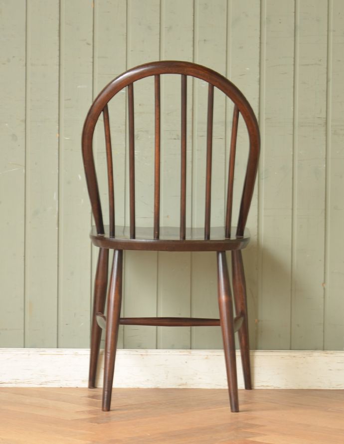アーコールチェア　アンティーク チェア　北欧スタイルのアンティークの椅子、アンティーク アーコール フープバックチェア （６本・まっすぐ・チョコ）。後ろから見ても絵になってしまうんです。(ear-6m-c)