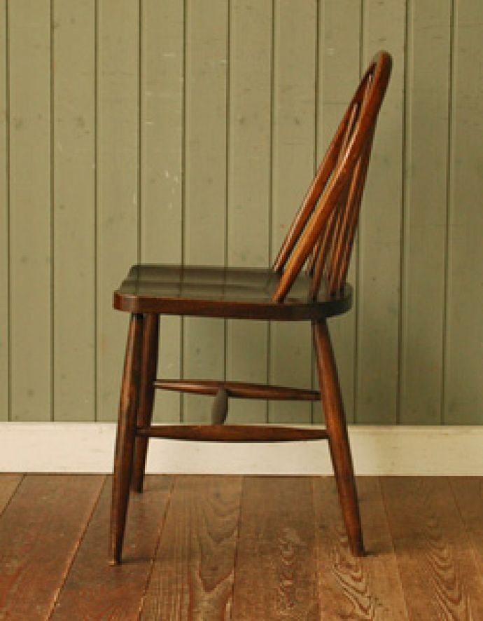 アーコールチェア　アンティーク チェア　茶色の北欧スタイルの椅子、アンティーク アーコール フープバックチェア （６本・まっすぐ・タグ有り）。どこから眺めてもスッキリしていて、現代の家具ともすんなり溶け込んで相性バツグンなのが人気の秘密。(ear-6m-ct)